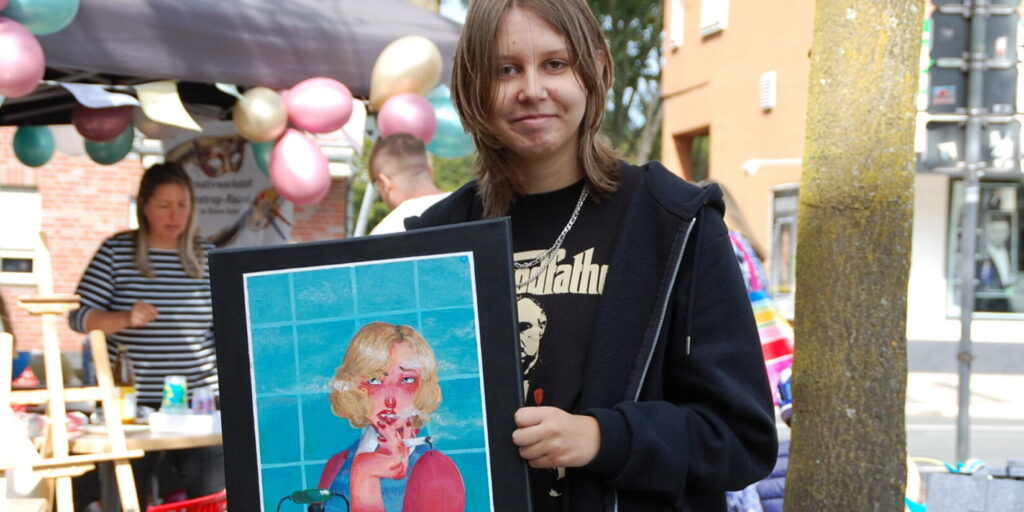 Hanna (15) ist Autistin. Das Malen ist für sie eine Tätigkeit, bei der sie sie selbst sein kann. © Katharina Wagner